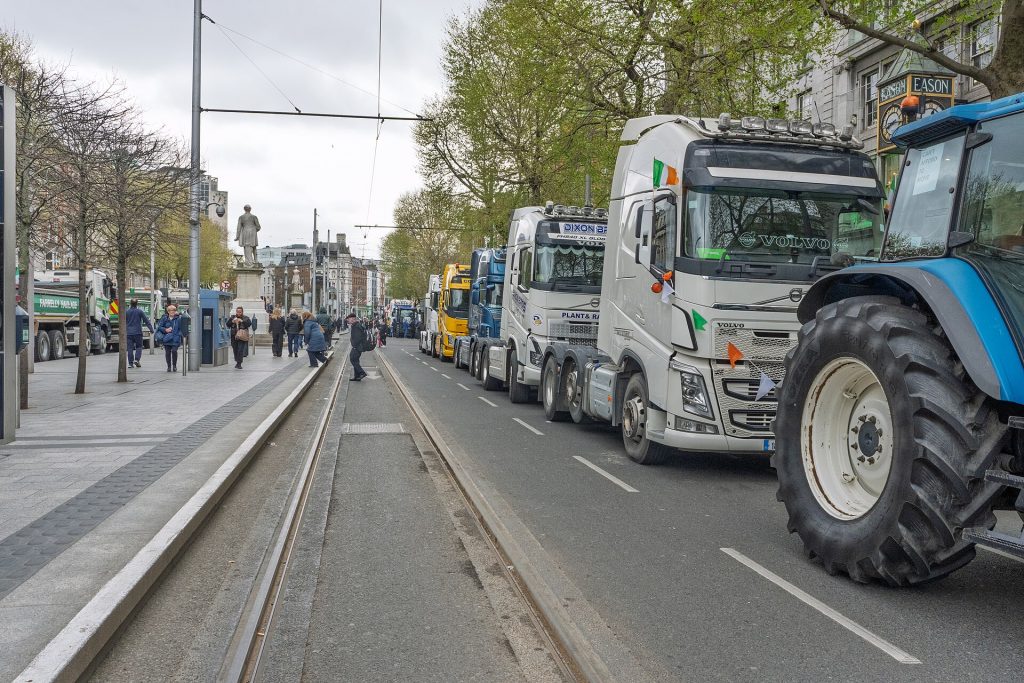 BBC – Irish PM announces €505m in fuel-cost measures after days of protests